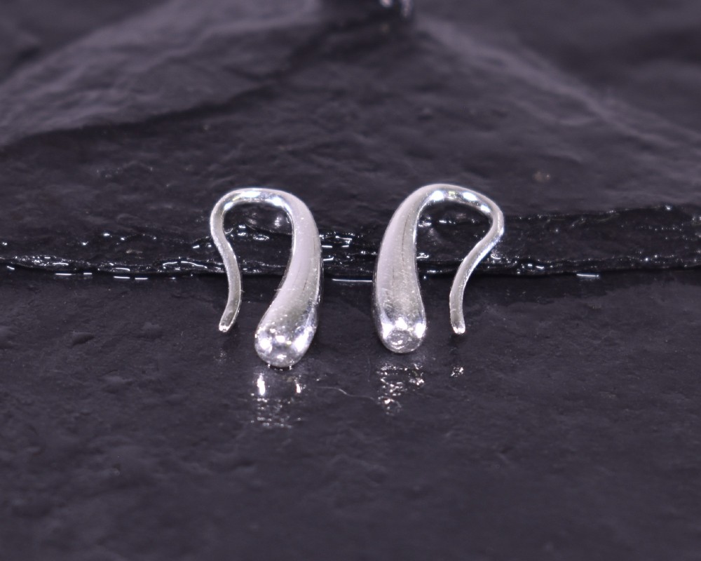 Elegante Silberohrhaken mit Tropfen Motiv