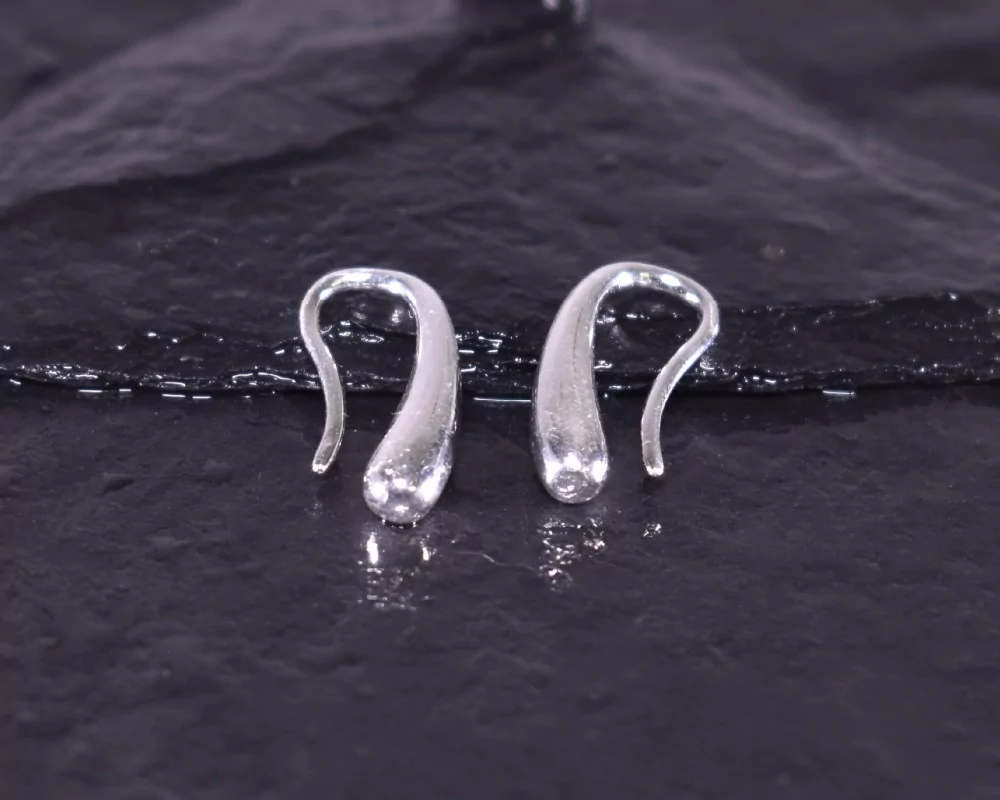 Elegante Silberohrhaken mit Tropfen Motiv