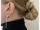 Langkettige Silberohrhänger mit drei Strängen und Strasssteinen