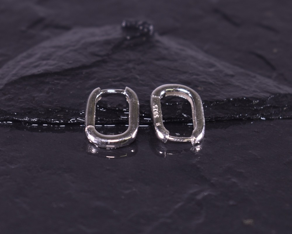 Elegante Silberohrringe in abgerundeter Rechteckform