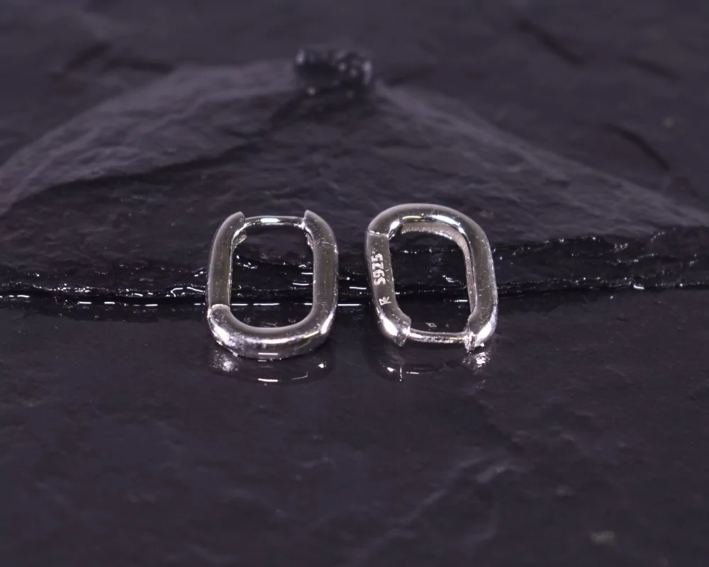 Elegante Silberohrringe in abgerundeter Rechteckform