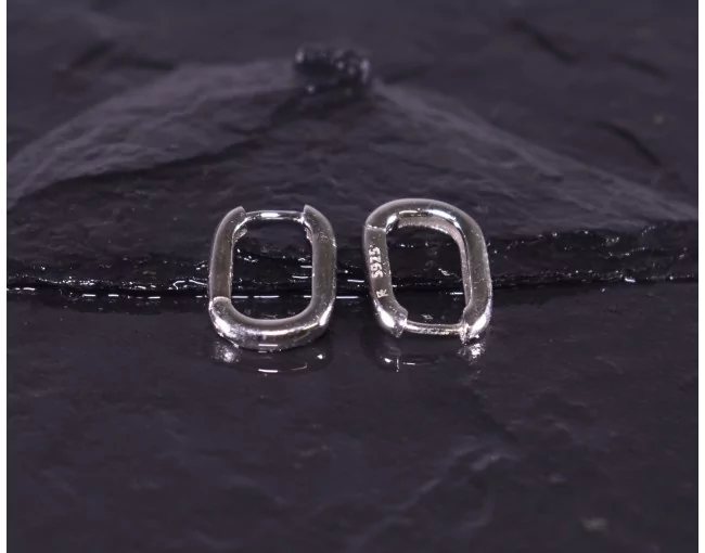 Elegante Silberohrringe in abgerundeter Rechteckform