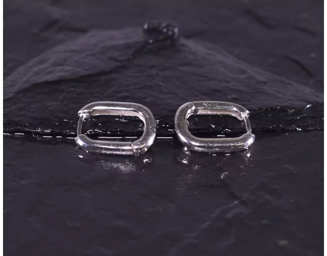 Elegante Silberohrringe in abgerundeter Rechteckform