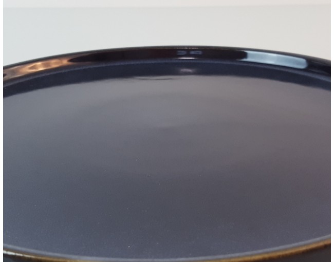 Assiette plate en céramique bleu foncé