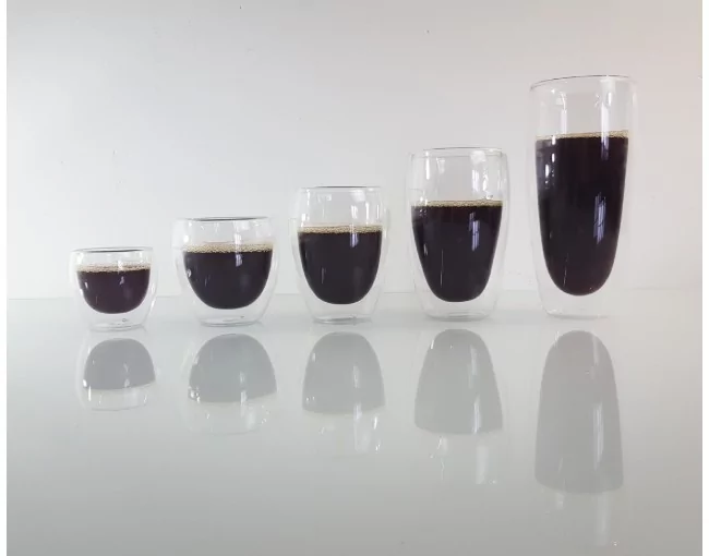 Doppelwandiges Glas mit Henkel 600 ml