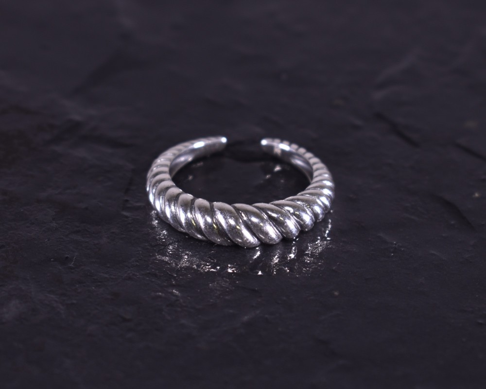 Offener Silberring  mit naturalistischem Grunddesign