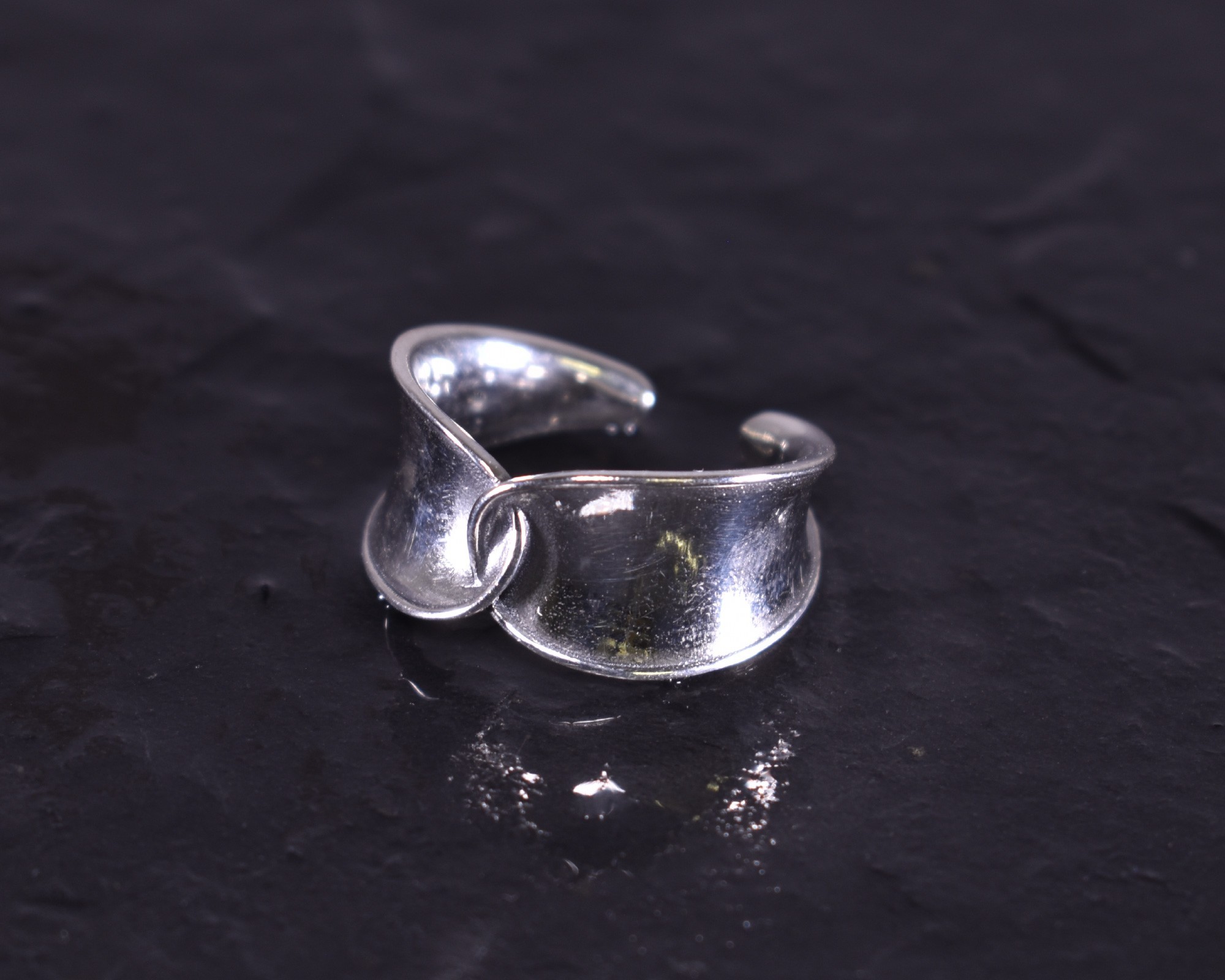 Kunstvoll durchwobener Silberring