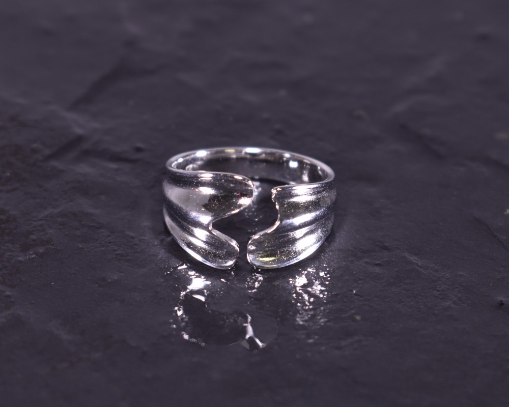 Schwungvoll geformter Silberring offen