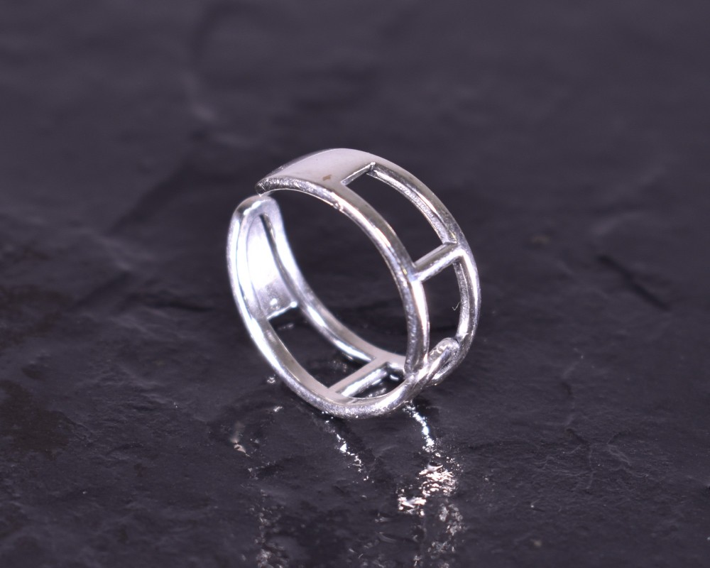 Silberring mit geometrischer Linienführung