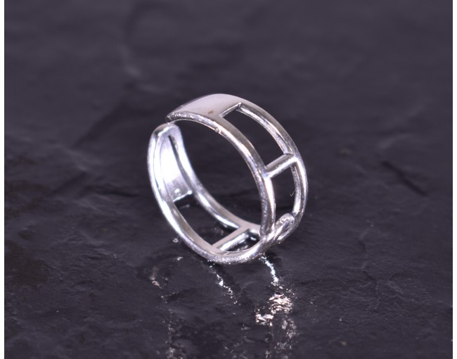 Silberring mit geometrischer Linienführung