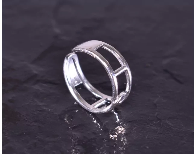 Silberring mit geometrischer Linienführung