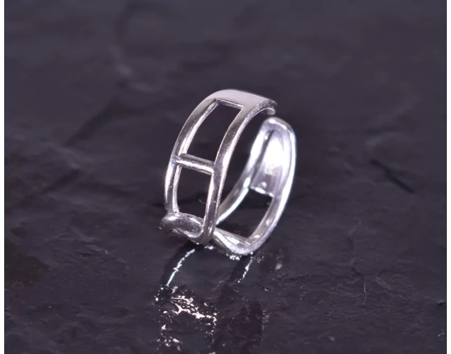 Silberring mit geometrischer Linienführung