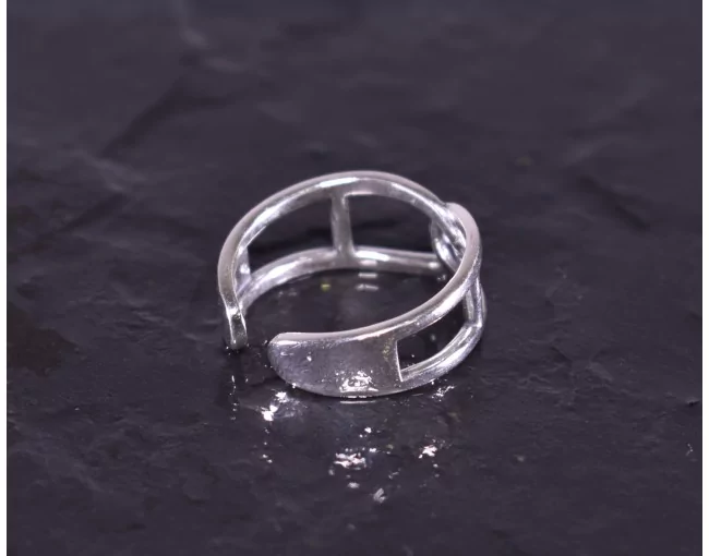 Silberring mit geometrischer Linienführung