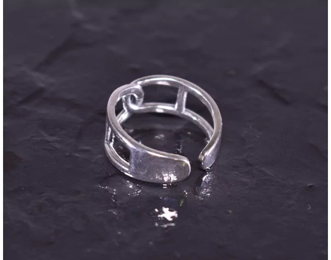 Silberring mit geometrischer Linienführung