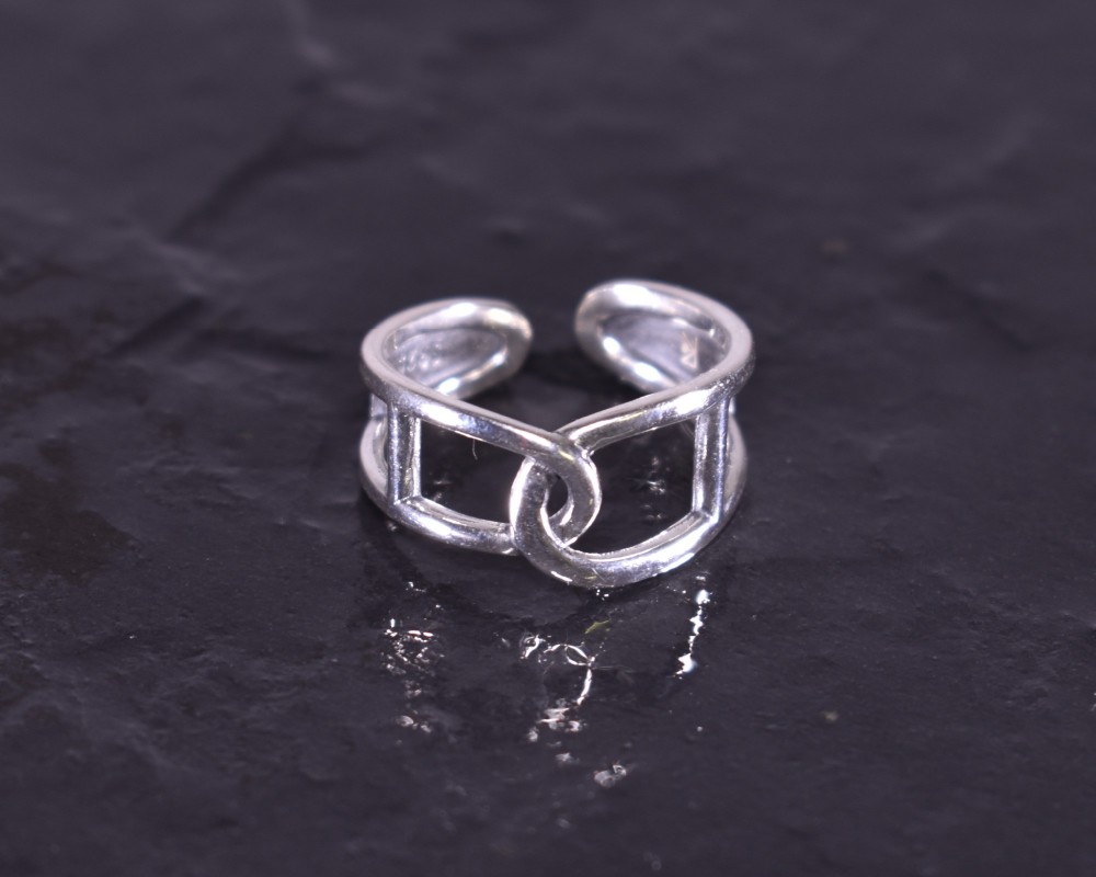 Silberring mit geometrischer Linienführung