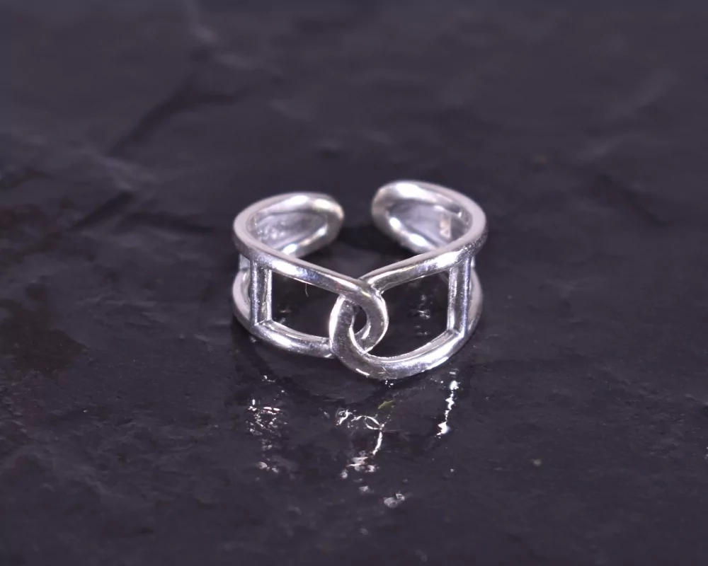 Silberring mit geometrischer Linienführung