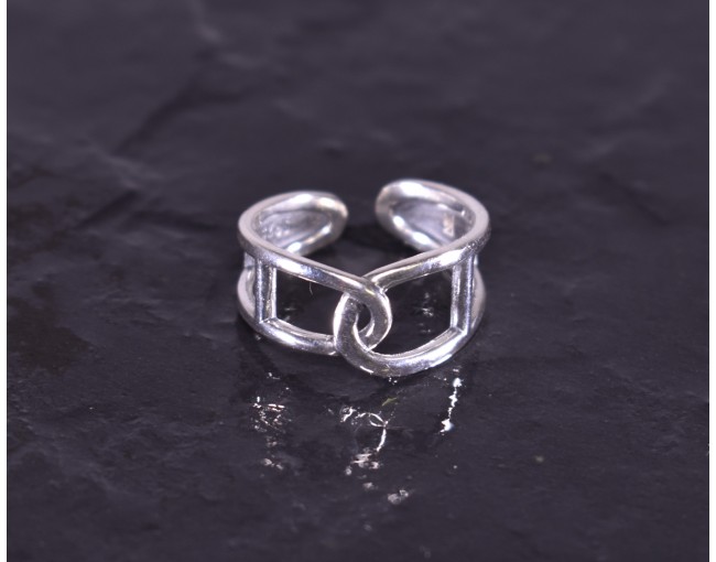 Silberring mit geometrischer Linienführung