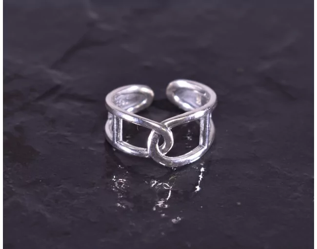 Silberring mit geometrischer Linienführung