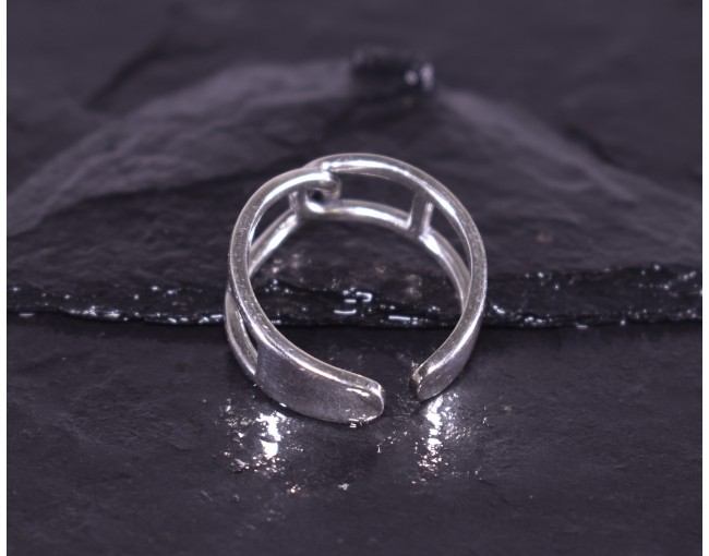 Silberring mit geometrischer Linienführung