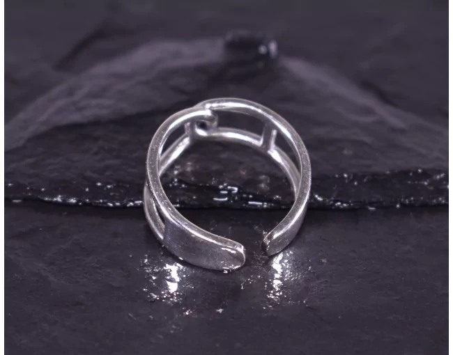 Silberring mit geometrischer Linienführung
