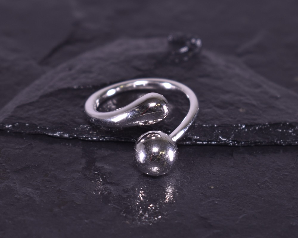 Silberring mit antagonistischen Schwerpunkten