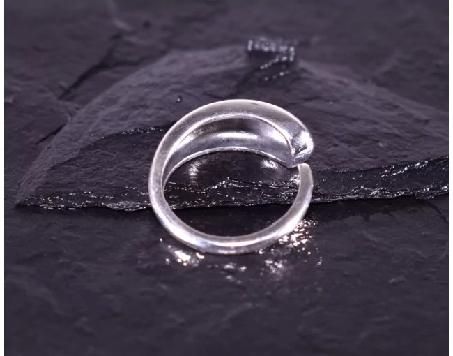 Glänzender Silberring modern offen