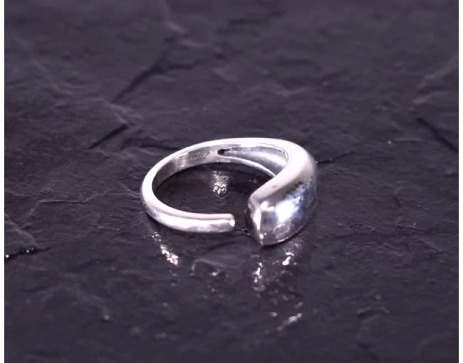 Glänzender Silberring modern offen