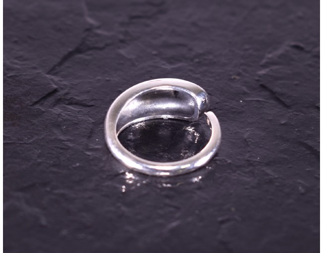 Glänzender Silberring modern offen
