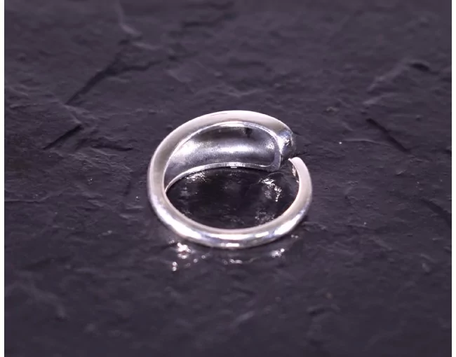 Glänzender Silberring modern offen