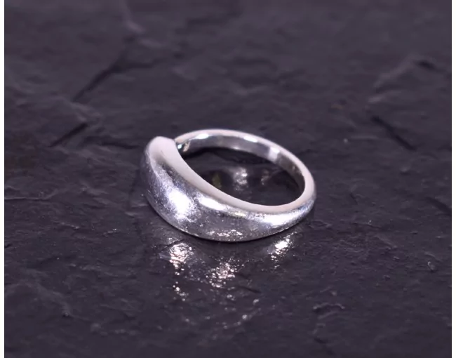 Glänzender Silberring modern offen