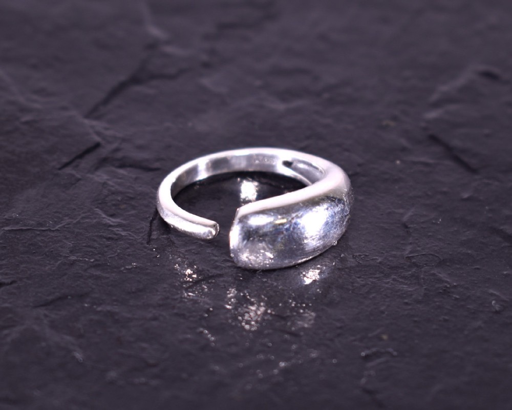 Glänzender Silberring modern offen