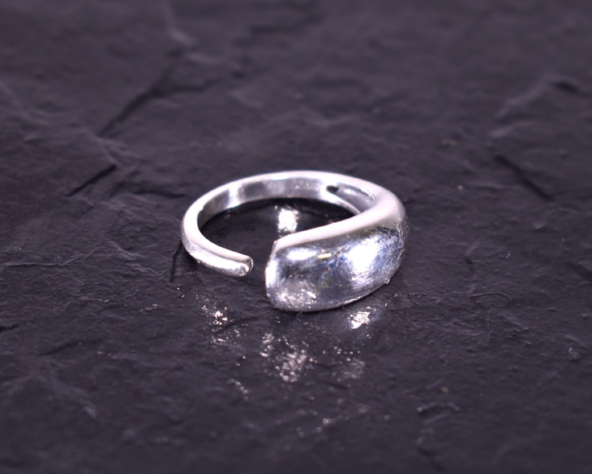 Glänzender Silberring modern offen Glänzender Silberring modern offen