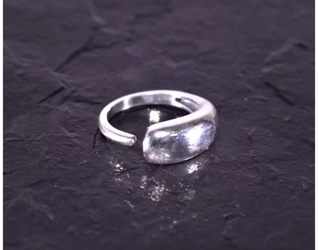 Glänzender Silberring modern offen