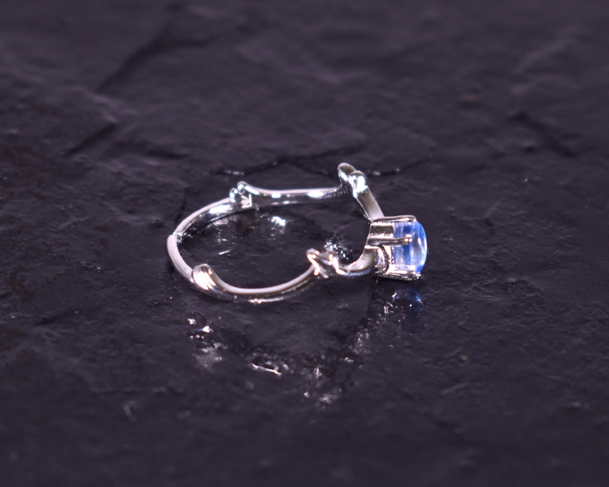 Offener Silberring mit blauem Kristall Offener Silberring mit blauem Kristall