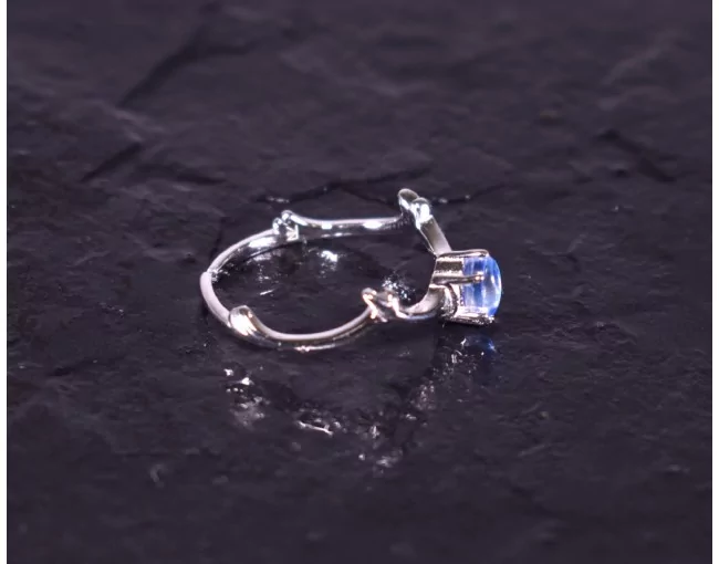 Offener Silberring mit blauem Kristall