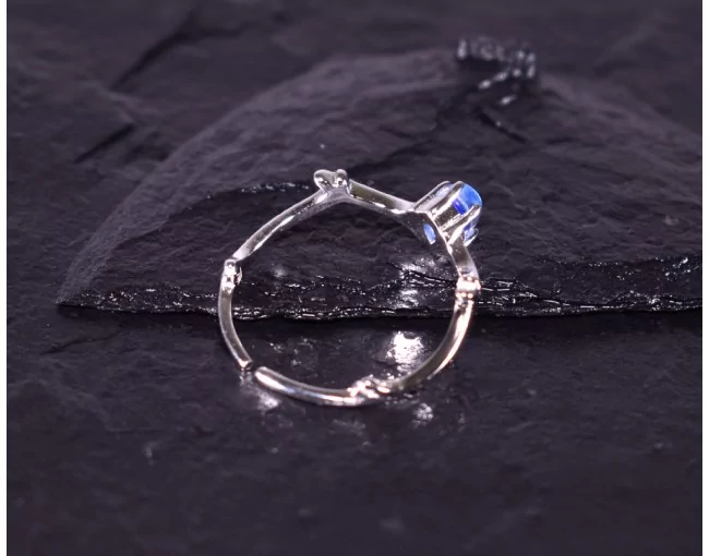 Offener Silberring mit blauem Kristall