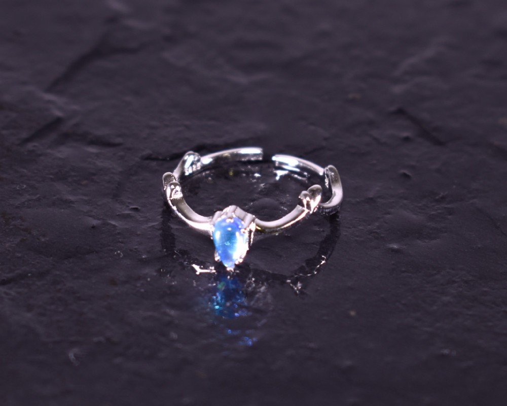 Offener Silberring mit blauem Kristall