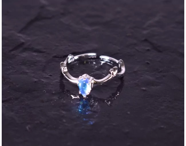 Offener Silberring mit blauem Kristall