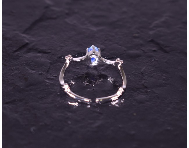 Offener Silberring mit blauem Kristall