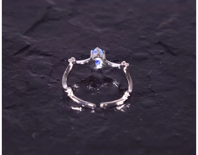 Offener Silberring mit blauem Kristall