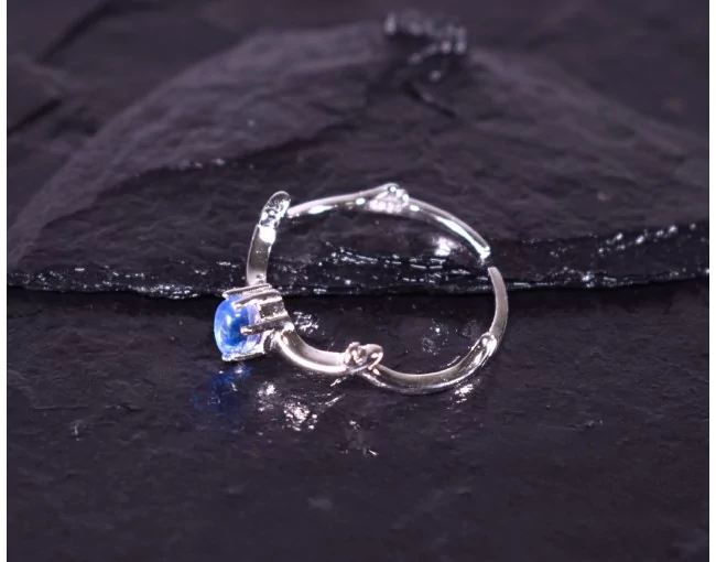 Offener Silberring mit blauem Kristall