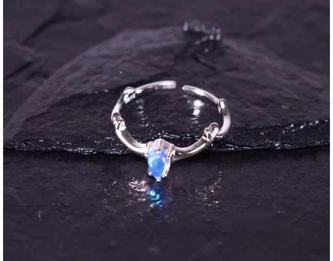 Offener Silberring mit blauem Kristall
