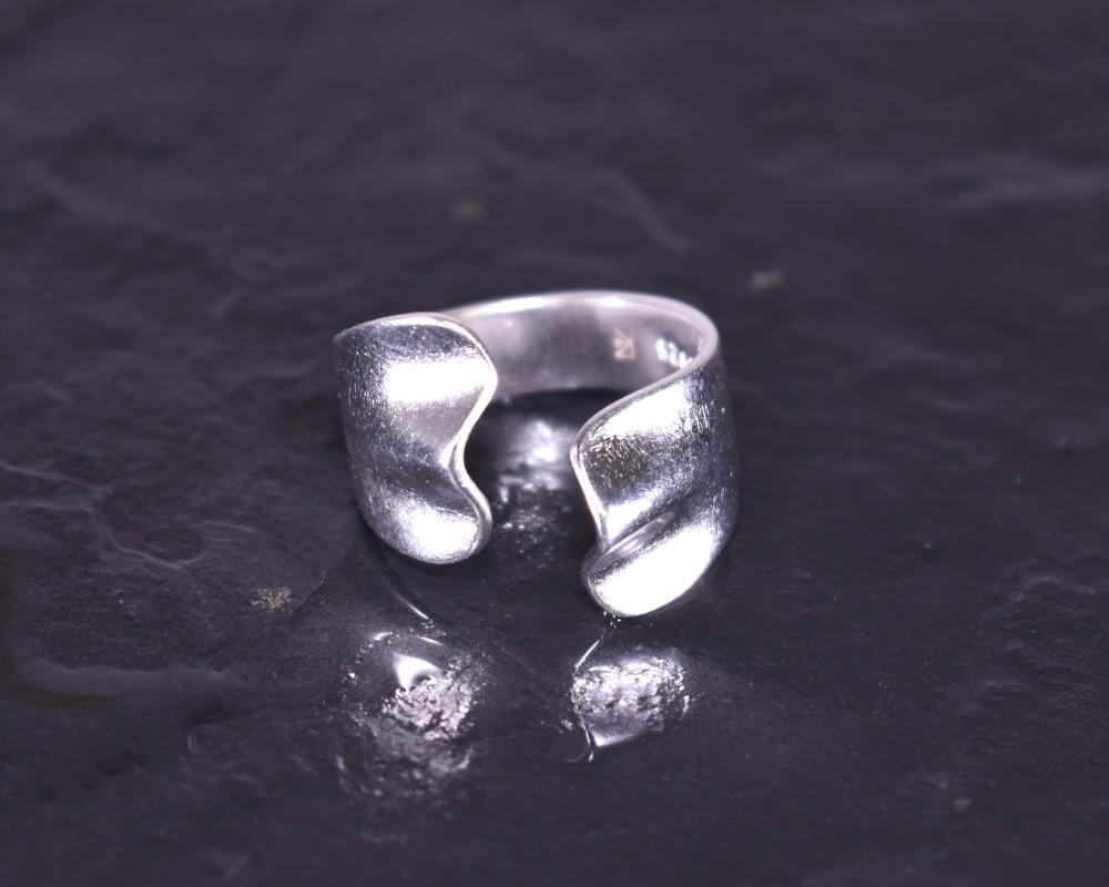 Anschmiegsamer Silberring offen