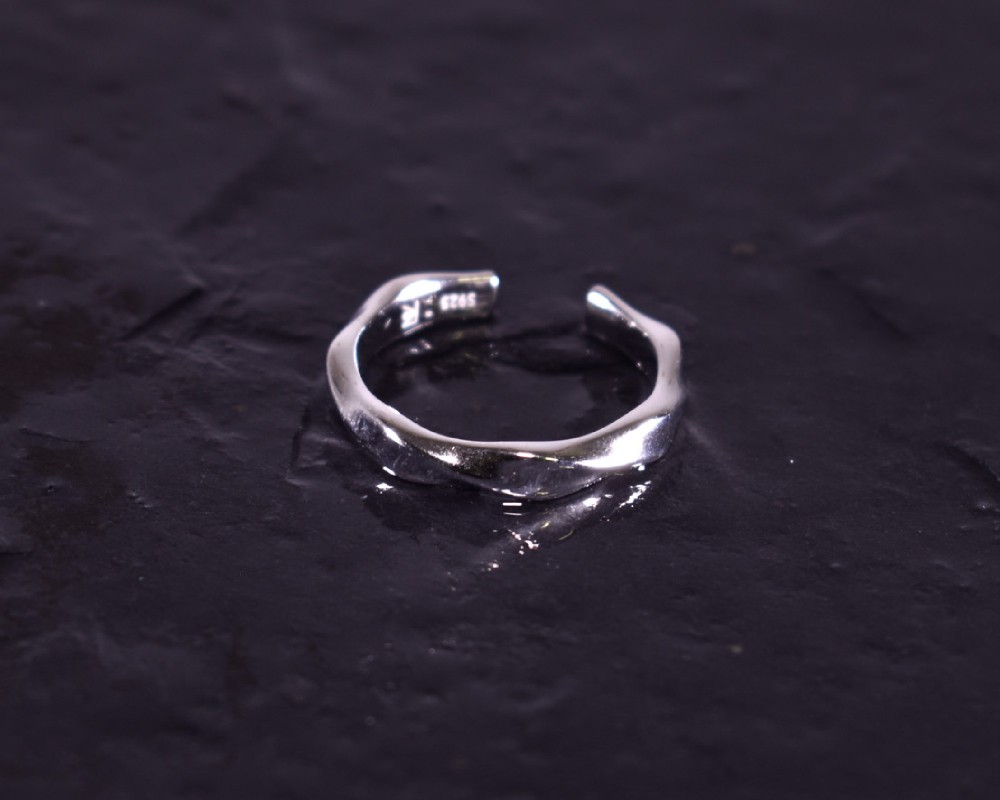 Elegant gewundener Silberring