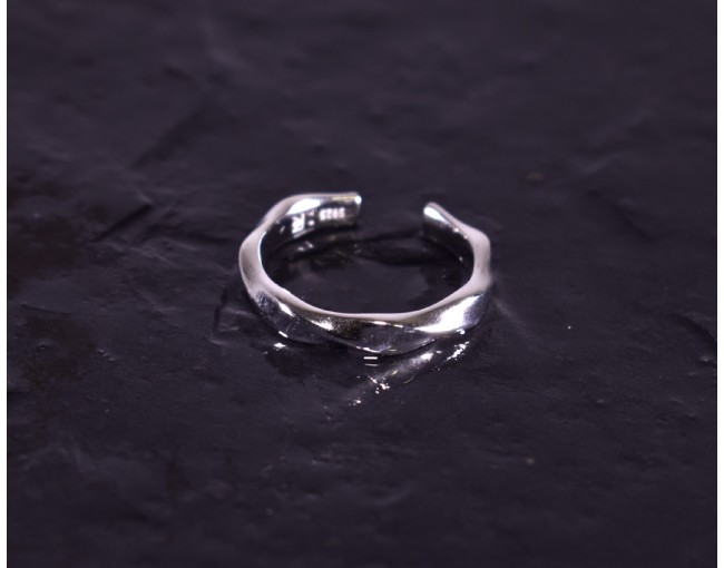 Elegant gewundener Silberring