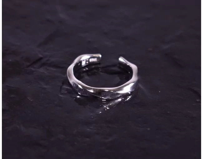 Elegant gewundener Silberring