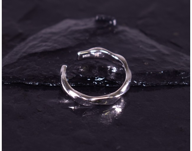 Elegant gewundener Silberring