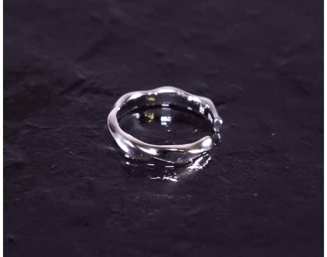 Elegant gewundener Silberring