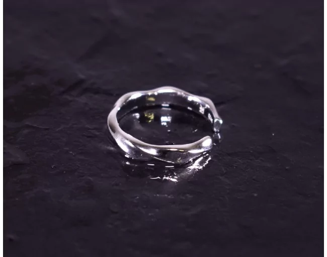 Elegant gewundener Silberring