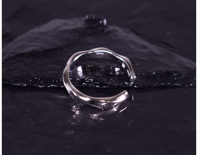 Elegant gewundener Silberring